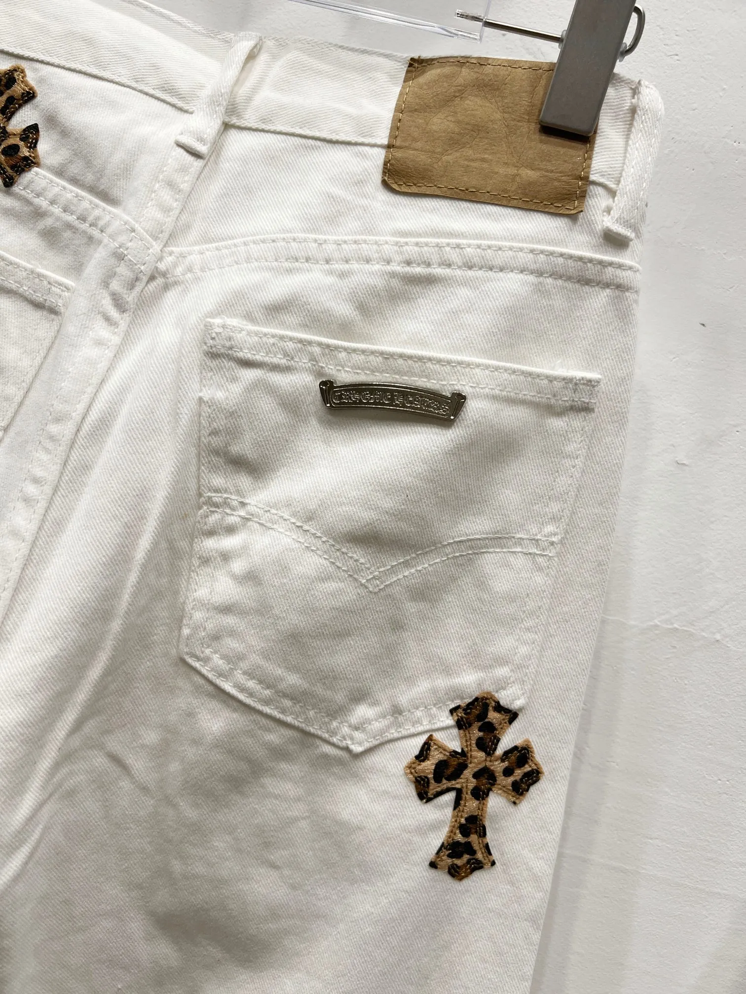 P240 Style number: (c030) Chrome hearts & Chrome hearts High-end Chrome hearts white little monster cross patchwork leather jeans, the same style as the trendy uncle. Original hardware accessories, washed and other elevators, QR code analysis are all purchased from the original factory, high degree of restoration, you are welcome to compare the products~ Three-dimensional version Loose and comfortable, not picky about the figure, taller and slimmer, factory Seiko, original quality control, same style for men and women, can be matched with couples, versatile recommendation, must-have jeans for all seasons, fashionable people have been disappointed From the quality selection of fabrics, the tailoring of details, and the matching of patterns, everything is impeccable! The upper body is so handsome when worn...it can be easily worn by men, women and children! The craftsmanship is made of heavy-duty washed pure cotton denim fabric. After washing, it is soft and thick and looks very stylish when worn. Size: 28, 30, 32, 34 Color: white